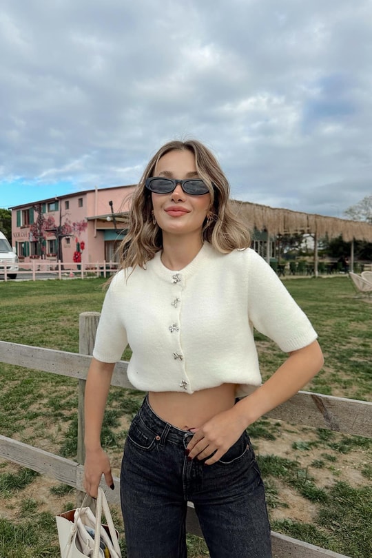 Fiyonk Düğmeli Yumoş Hırka Ekru