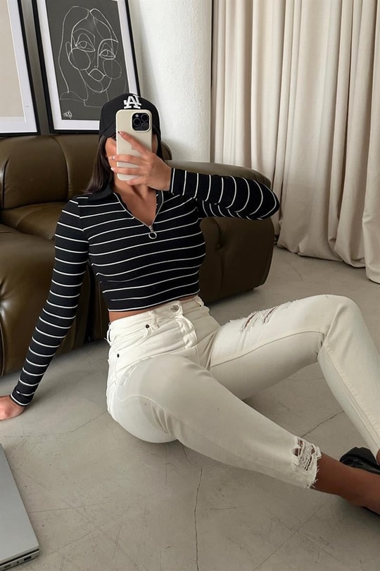 Distressed Crop Mom Jean Krem