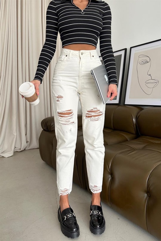 Distressed Crop Mom Jean Krem