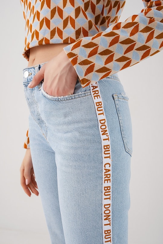 Yazı Şeritli Fit Jean Mavi