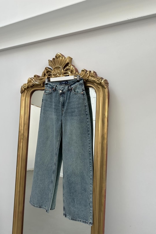 Yırtık Paça Asimetrik Bel Jean Açık Mavi