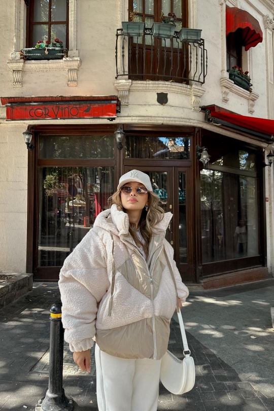 Deri Detaylı Puffer Mont Krem