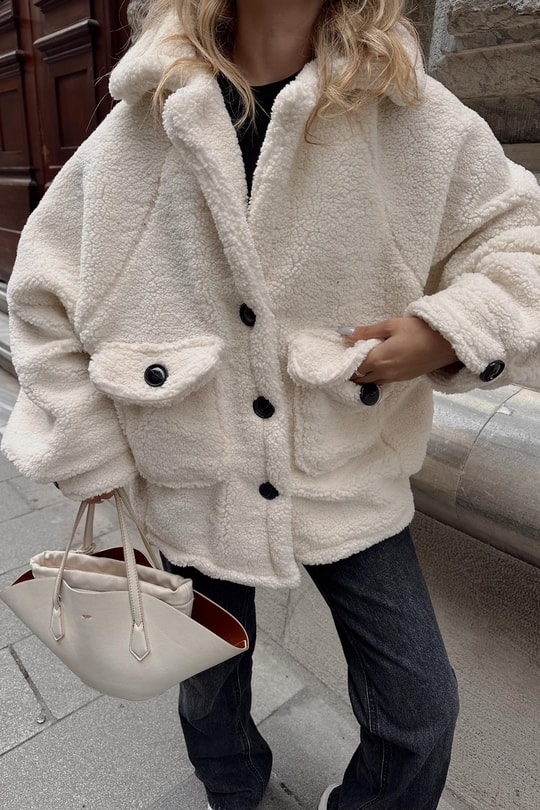 Oversize Düğmeli Peluş Mont Ekru