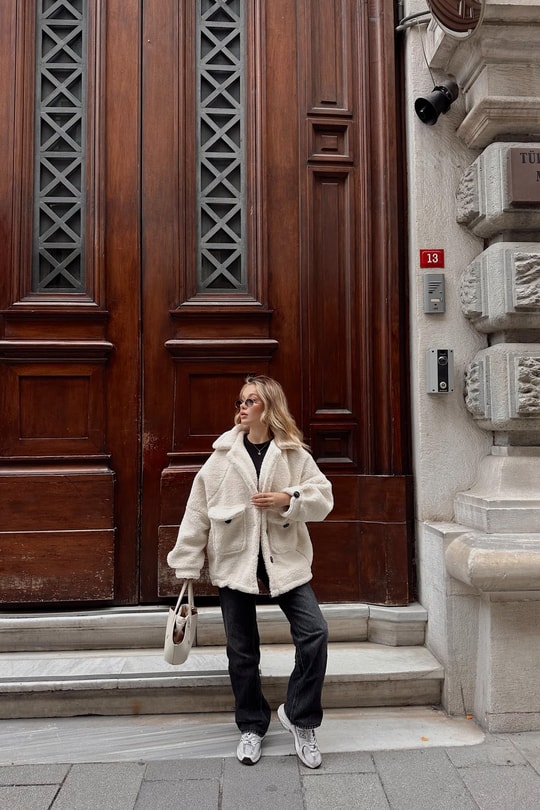Oversize Düğmeli Peluş Mont Ekru