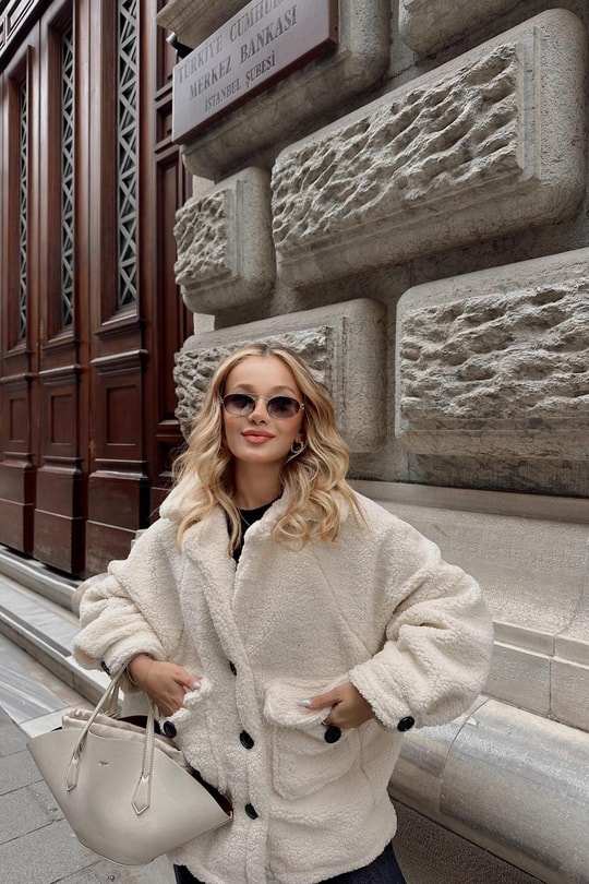 Oversize Düğmeli Peluş Mont Ekru