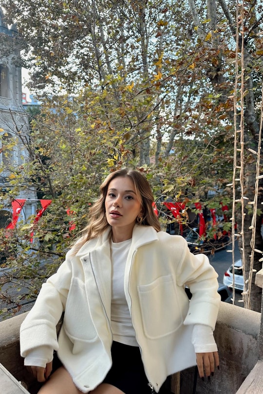 Premium Tüylü Cepli Kısa Kaban Beyaz