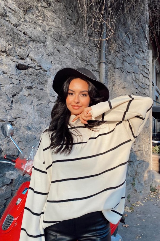 Dik Yaka Çizgili Relax Kazak Krem