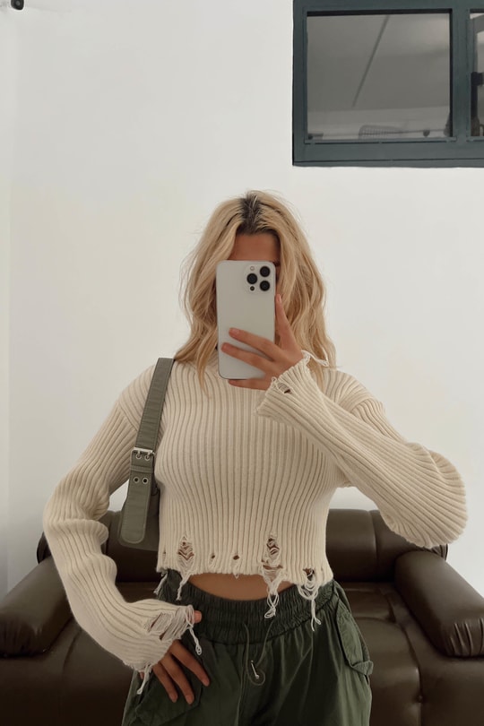 Yırtık Detaylı Triko Crop Kazak Bej