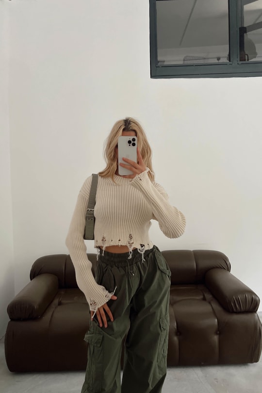 Yırtık Detaylı Triko Crop Kazak Bej
