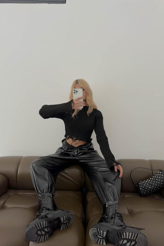 Yırtık Detaylı Triko Crop Kazak Siyah