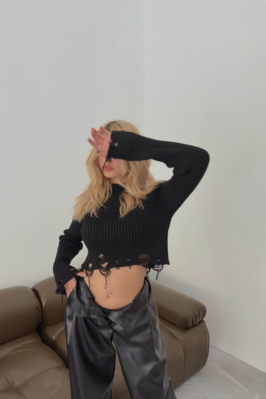 Yırtık Detaylı Triko Crop Kazak Siyah