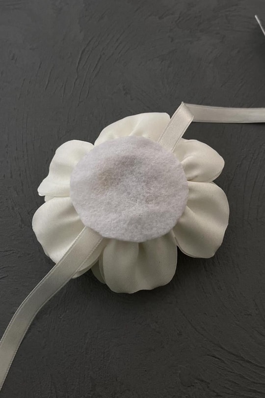 Çiçek Desenli Choker Kolye Krem