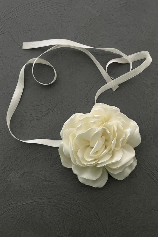 Çiçek Desenli Choker Kolye Krem