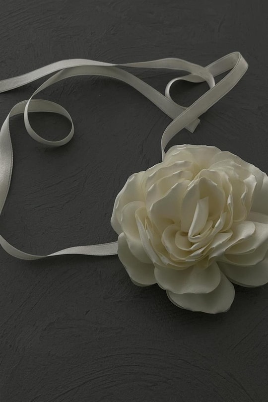 Çiçek Desenli Choker Kolye Krem