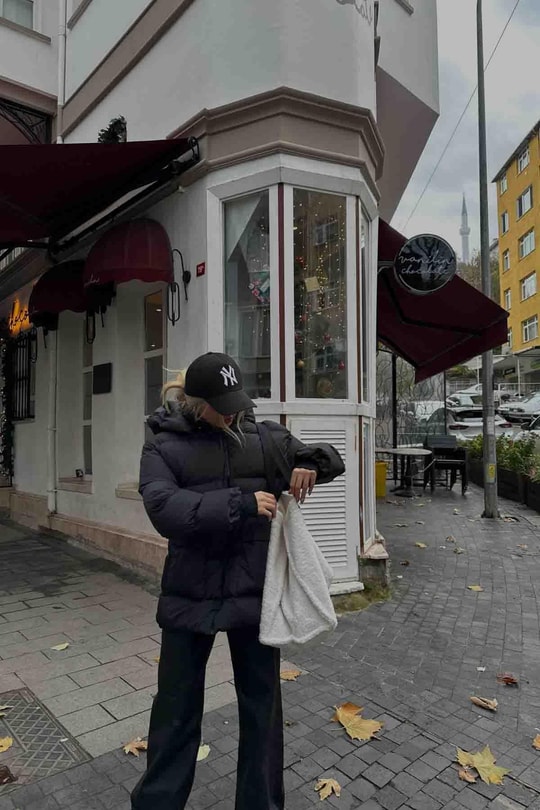 Büzgü Detay Puffer Mont Siyah