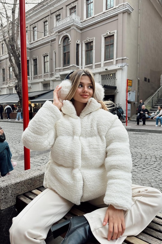 Kuzu Peluş Fermuarlı Mont Krem