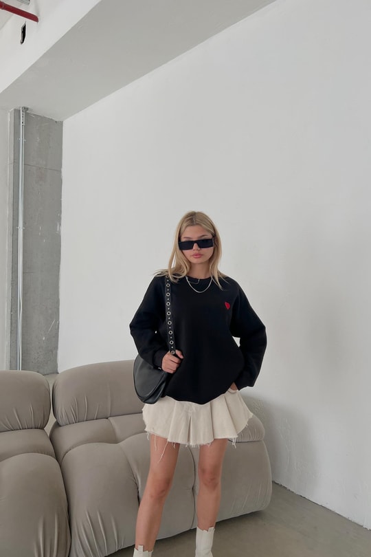 Mini Kalp Nakışlı Sweatshirt Siyah