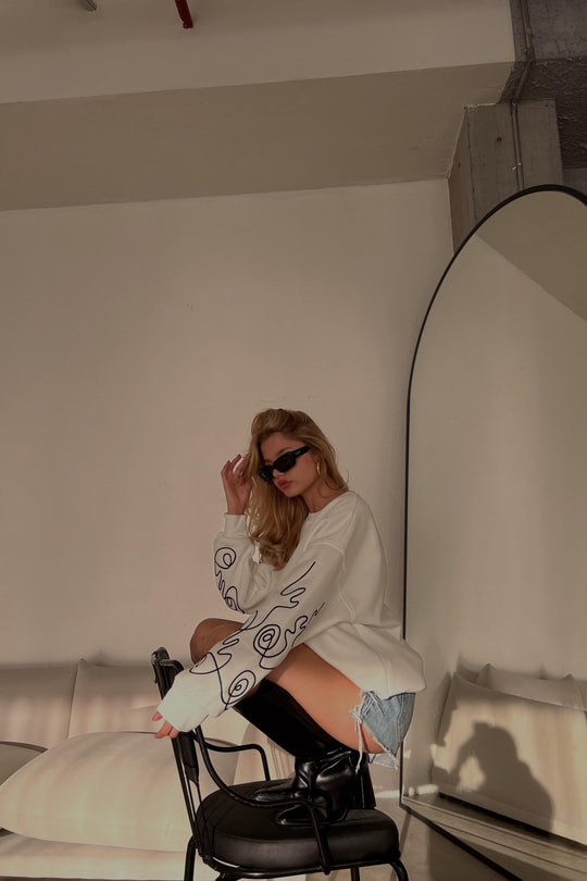 Nakış Kol Sweatshirt Beyaz