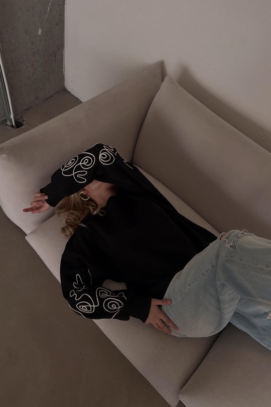 Nakış Kol Sweatshirt Siyah