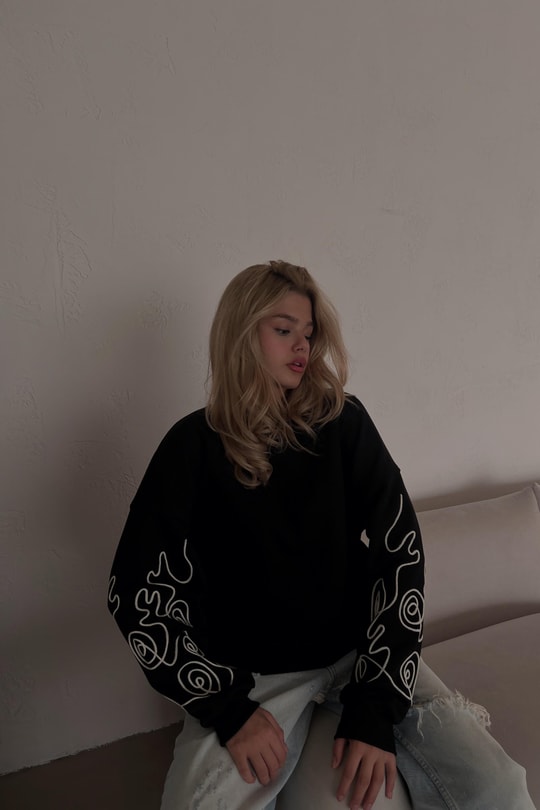 Nakış Kol Sweatshirt Siyah