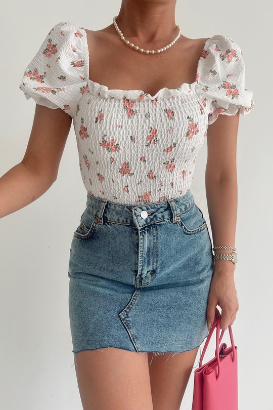 Gipe Detay Çiçek Desenli Crop Beyaz