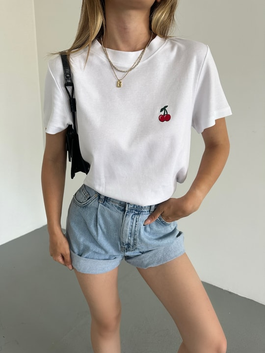 Bisiklet Yaka Kiraz Nakışlı Tshirt Beyaz