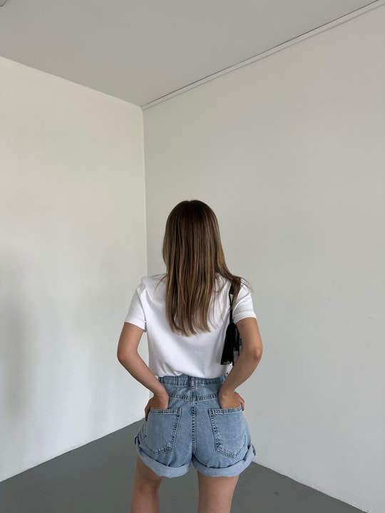 Bisiklet Yaka Kiraz Nakışlı Tshirt Beyaz