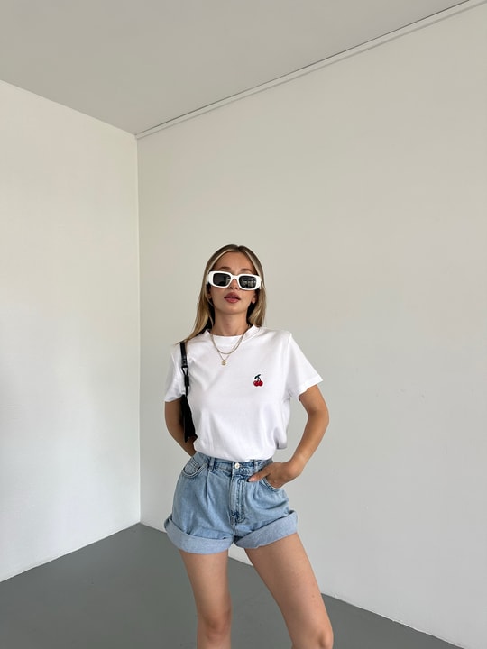 Bisiklet Yaka Kiraz Nakışlı Tshirt Beyaz