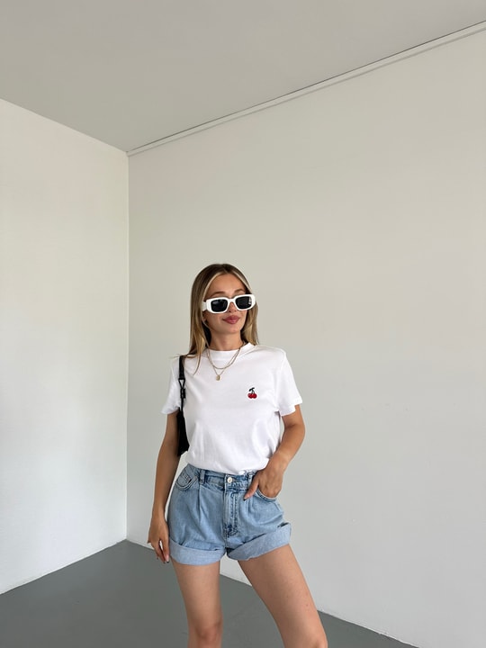 Bisiklet Yaka Kiraz Nakışlı Tshirt Beyaz