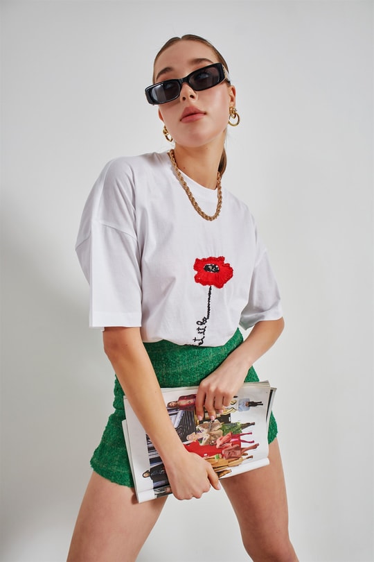 Çiçek Nakışlı Tshirt Beyaz