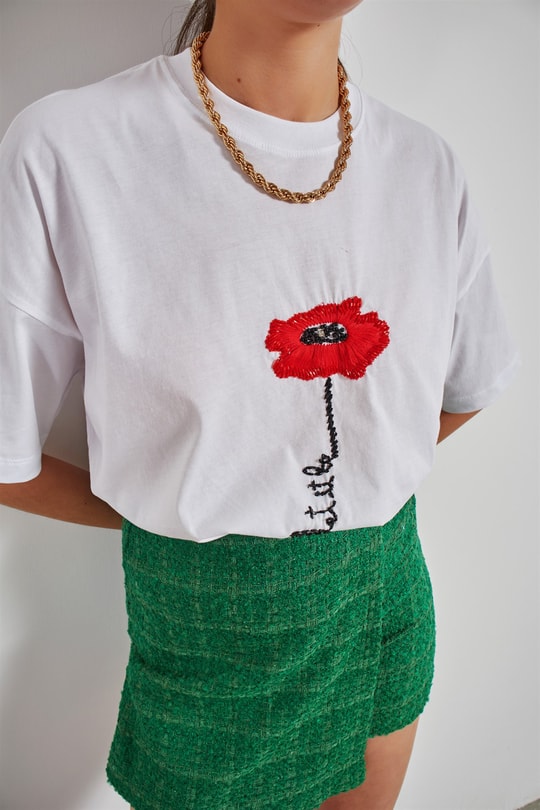 Çiçek Nakışlı Tshirt Beyaz