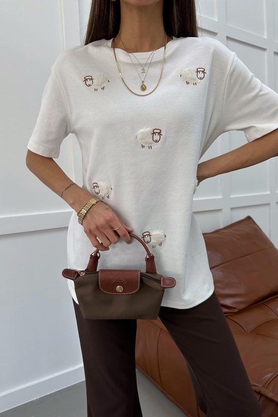 Kuzu Kabartmalı Tshirt Beyaz