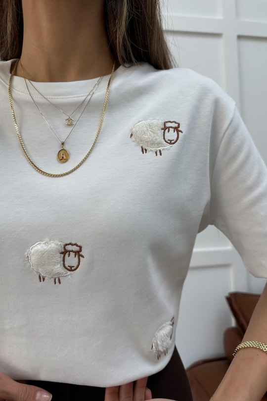 Kuzu Kabartmalı Tshirt Beyaz