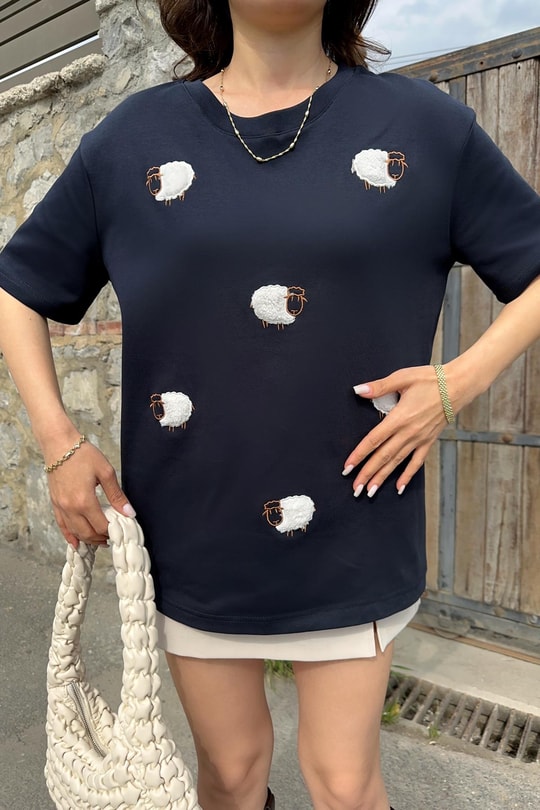 Kuzu Kabartmalı Tshirt Lacivert