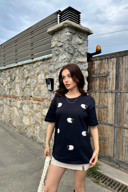 Kuzu Kabartmalı Tshirt Lacivert