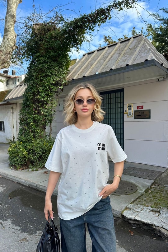 Marka Nakışlı Taşlı tshirt Beyaz
