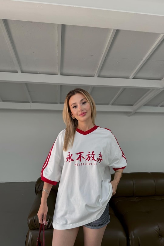 V Yaka Şeritli Baskılı Tshirt Beyaz