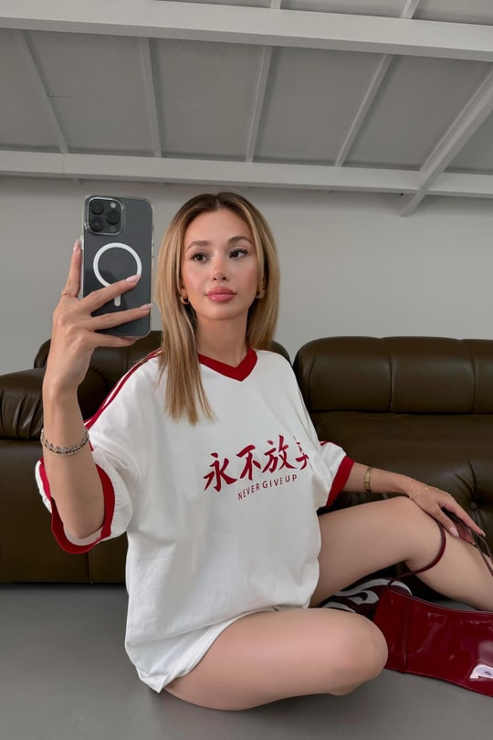 V Yaka Şeritli Baskılı Tshirt Beyaz