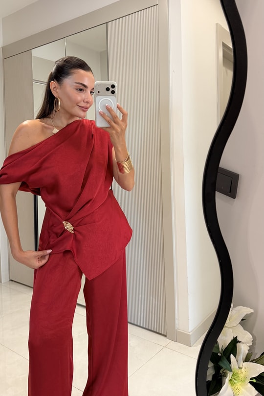 Maisie Kırmızı Asimetrik Tokalı Bluz