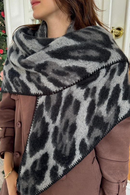 Gri Leopar Desen Üçgen Şal