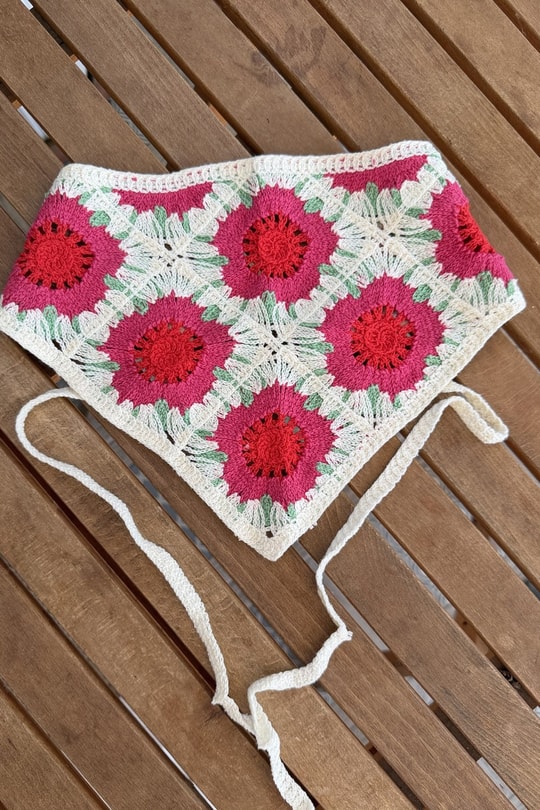 Kırmızı Çiçek Motifli Üçgen Bandana