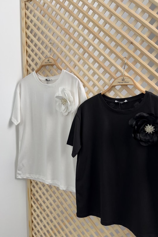 Lüx Kalite Çiçek Broşlu Tam Pamuklu Tasarım Tshirt Beyaz