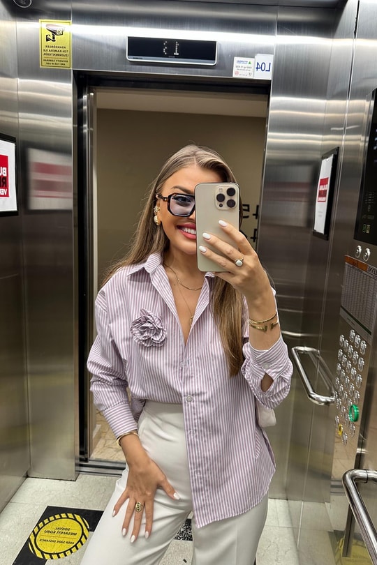 Marka Model Çiçek Broşlu Çizgili Marin Gömlek Pembe