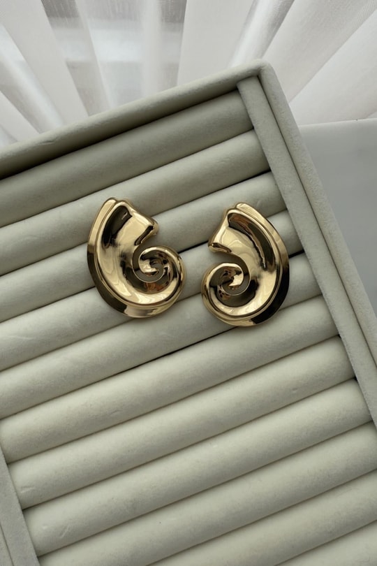 Marka Model Gold Kıvrımlı Küpe