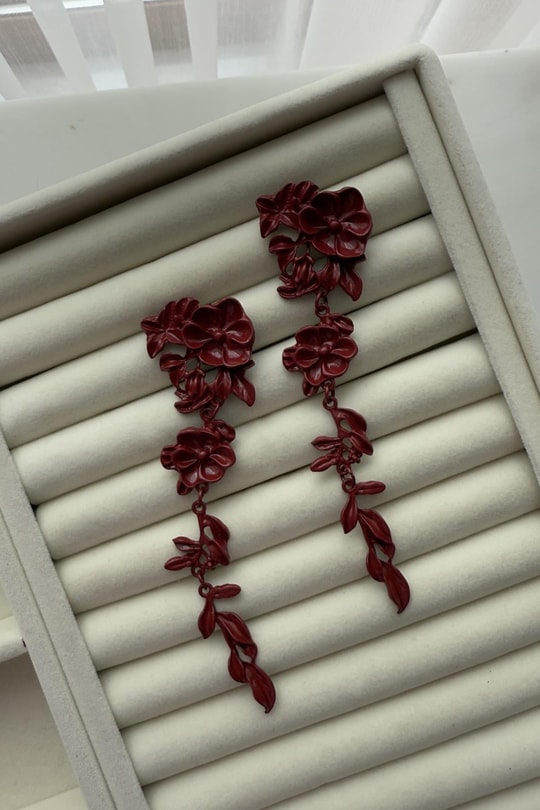 Marka Model Sallantılı Bordo Çiçek Küpe