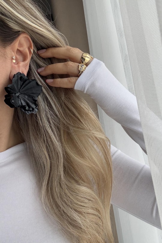 Marka Model Siyah Çiçek Küpe