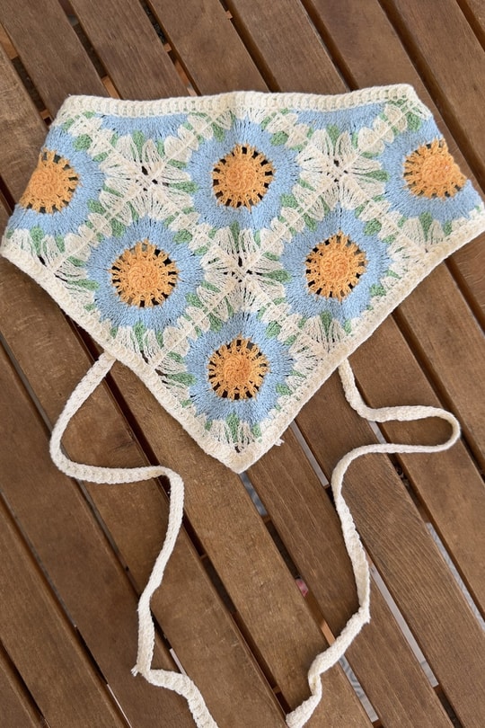 Mavi Çiçek Motifli Üçgen Bandana