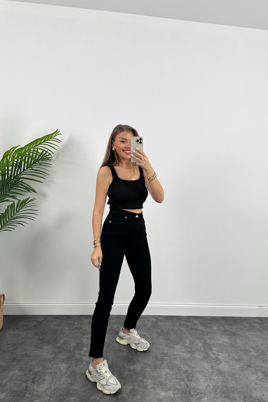 Premium Kalite Likralı Seri Paça Kesik Boyfit Jean Siyah