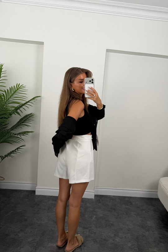 Premium Seri Gold Kemerli Klasik Kumaş Şehir Boy Şort Beyaz 