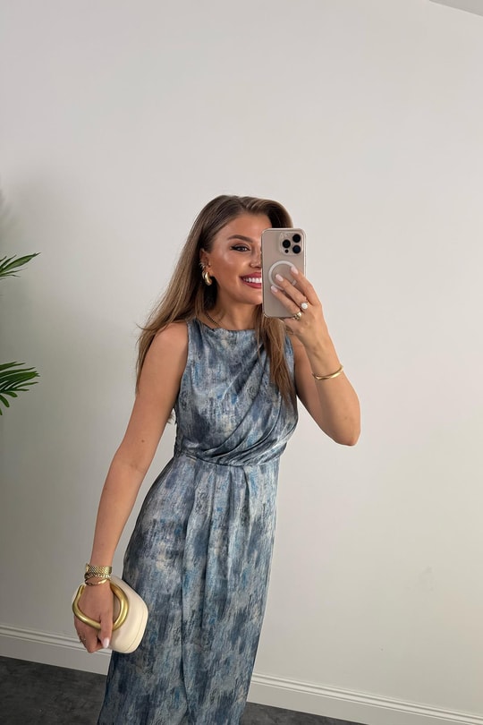 Premium Seri İpek Saten Mavi Desenli Drapeli Midi Elbise